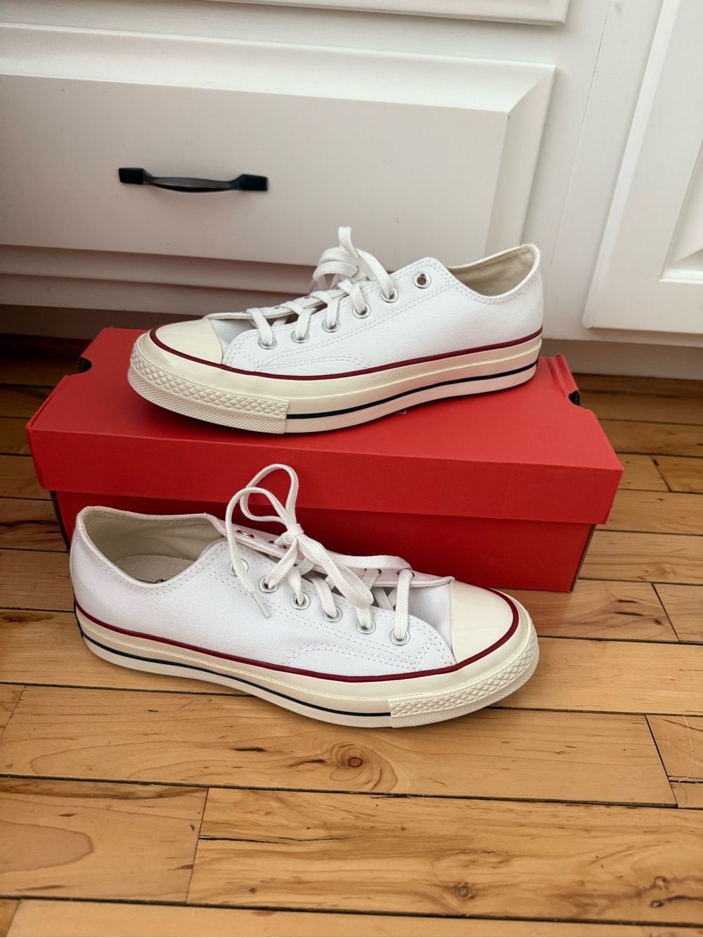 New In Box Converse Low Too Sneakers White/ Garnet Mens 8 Womens 10